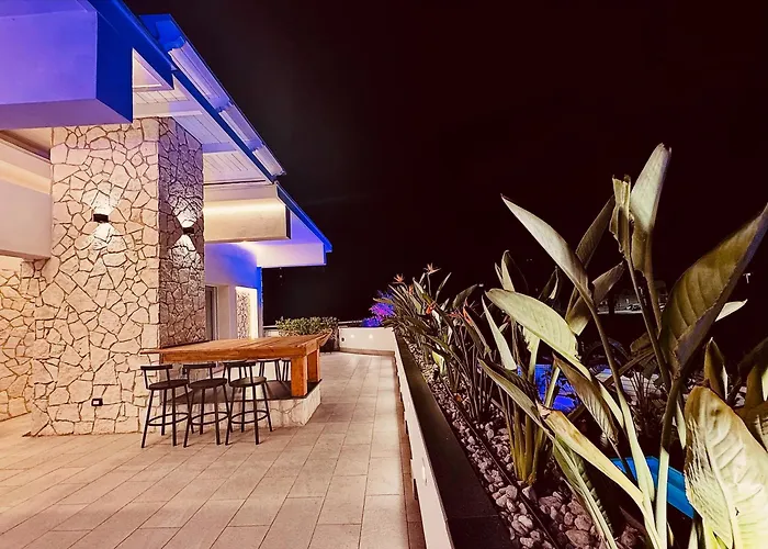 Ciotola - Parcheggio Privato, Aeroporto A 5 Minuti *