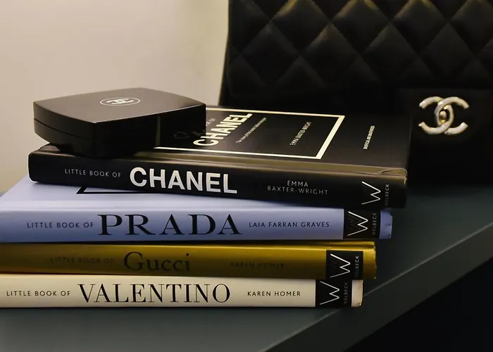 Ciotola - Parcheggio Privato, Aeroporto A 5 Minuti *